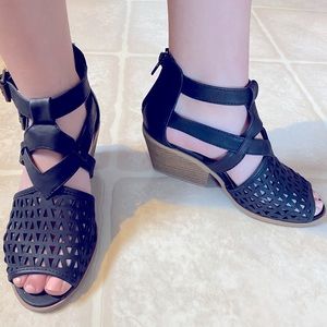 Qupid women’s size 6.5 black dress shoes with brown wedge heel